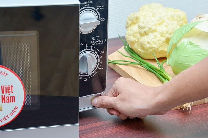 Kiểm tra công tắc cửa Bắt bệnh thường gặp ở lò vi sóng > Kiểm tra công tắc cửa