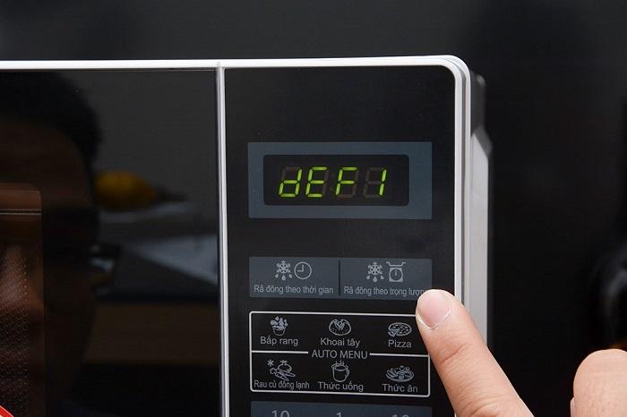 Kiểm tra xem bảng điều khiển của lò có bị ẩm ướt hay không Bắt bệnh thường gặp ở lò vi sóng > Kiểm tra xem bảng điều khiển của lò có bị ẩm ướt hay không