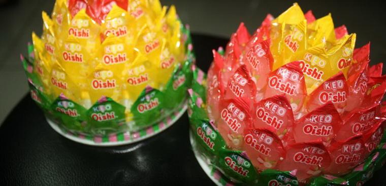 Cách làm hoa sen bằng kẹo Oishi bày bàn thờ dịp Tết