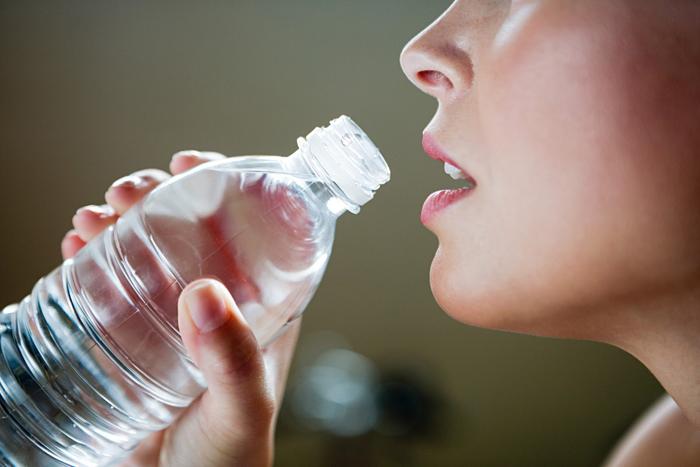 Drinking enough water helps keep the skin healthy and beautiful