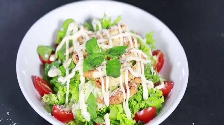 Gà trộn rau củ với sốt mayonnaise Gà trộn rau củ với sốt mayonnaise