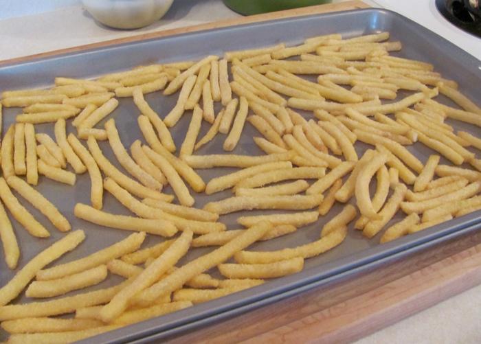 Spread the potatoes evenly on the baking tray so that the potatoes are crispy