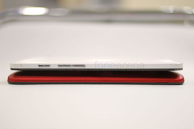 Zenfone 2 không có nút ở hai bên cạnh của điện thoại trong khi Zenfone 5 có nút nguồn và nút âm lượng ở bên phải