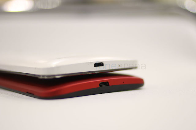 Cả hai thiết bị có cổng micro USB và micro ở phía dưới