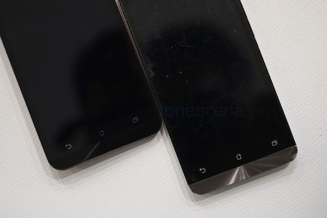 Cả hai điện thoại đều có ba nút điện dung bên dưới màn hình