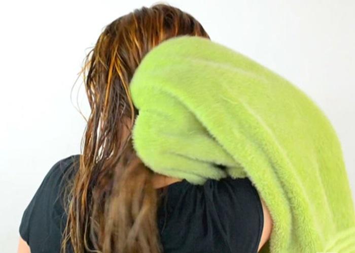 Lau tóc với khăn tắm