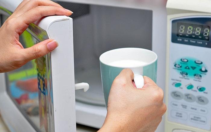 Sữa hâm nóng trong lò vi sóng nên cho vào vật đựng không có miệng nhỏ hẹp, vật đựng dùng được trong lò để tránh hiện tượng trào Những điều gì bạn nên chú ý khi sử dụng lò vi sóng? > Sữa hâm nóng trong lò vi sóng nên cho vào vật đựng không có miệng nhỏ hẹp, vật đựng dùng được trong lò để tránh hiện tượng trào