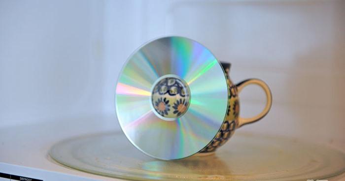 Biến đĩa CD hỏng thành vật trang trí 'độc' cho lò vi sóng