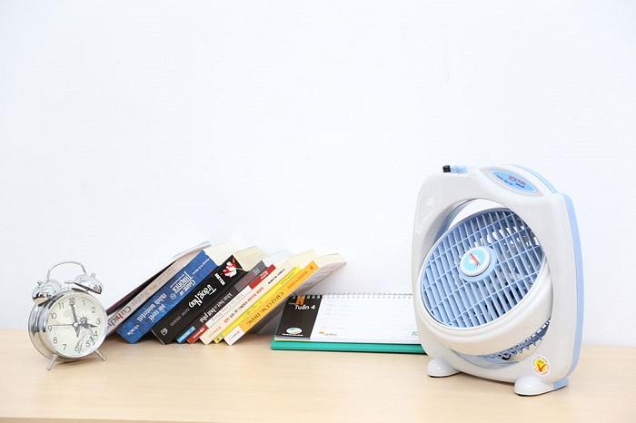 Compact box fan can be placed anywhere in the room