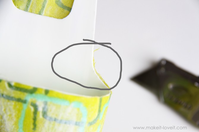 Tạo túi sạc điện thoại bằng vỏ chai sữa tắm