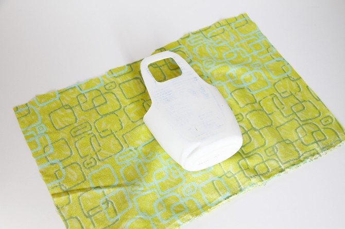 Tạo túi sạc điện thoại bằng vỏ chai sữa tắm