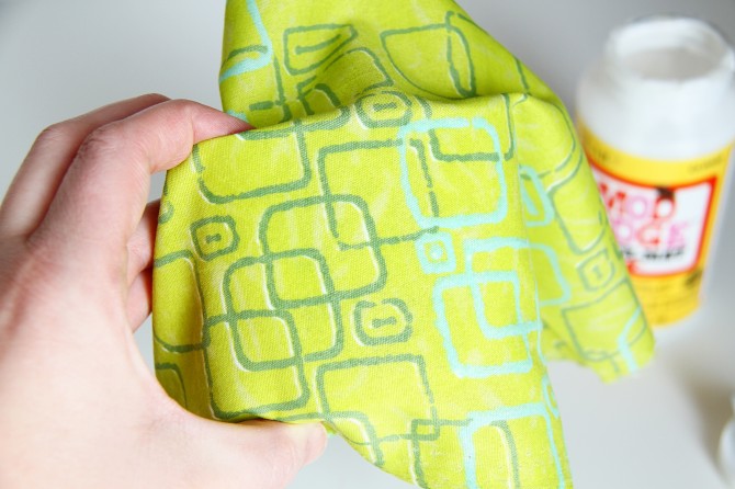 Tạo túi sạc điện thoại bằng vỏ chai sữa tắm