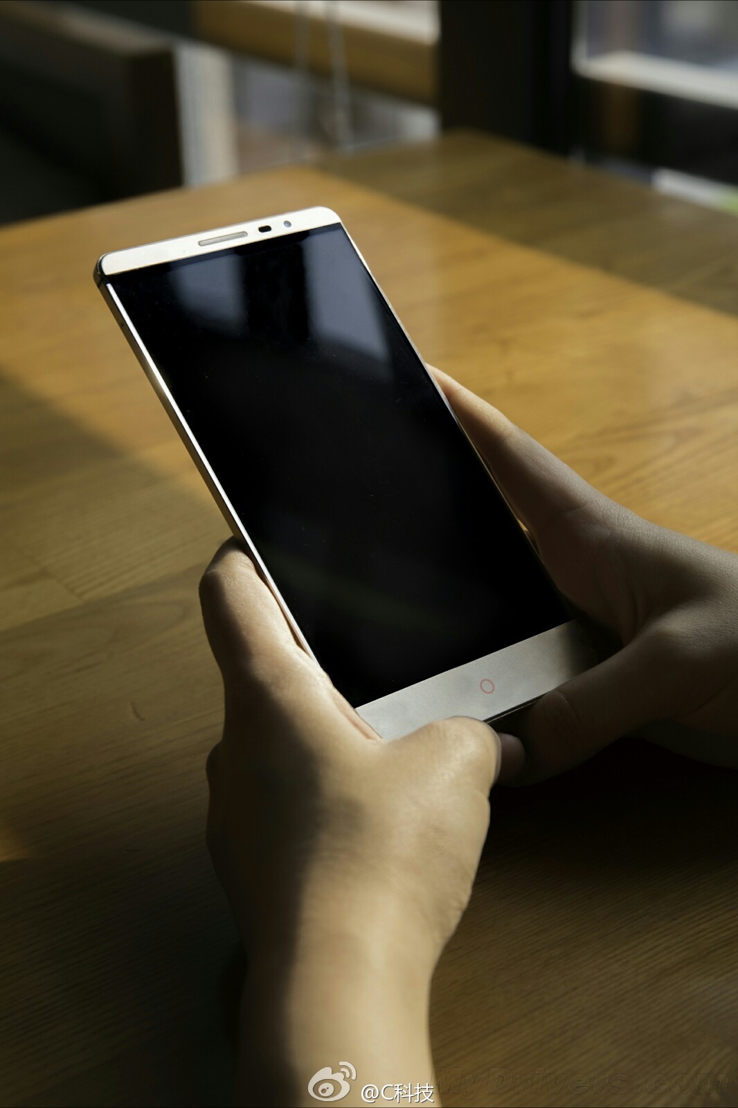 Ảnh rò rỉ ZTE Nubia Z9