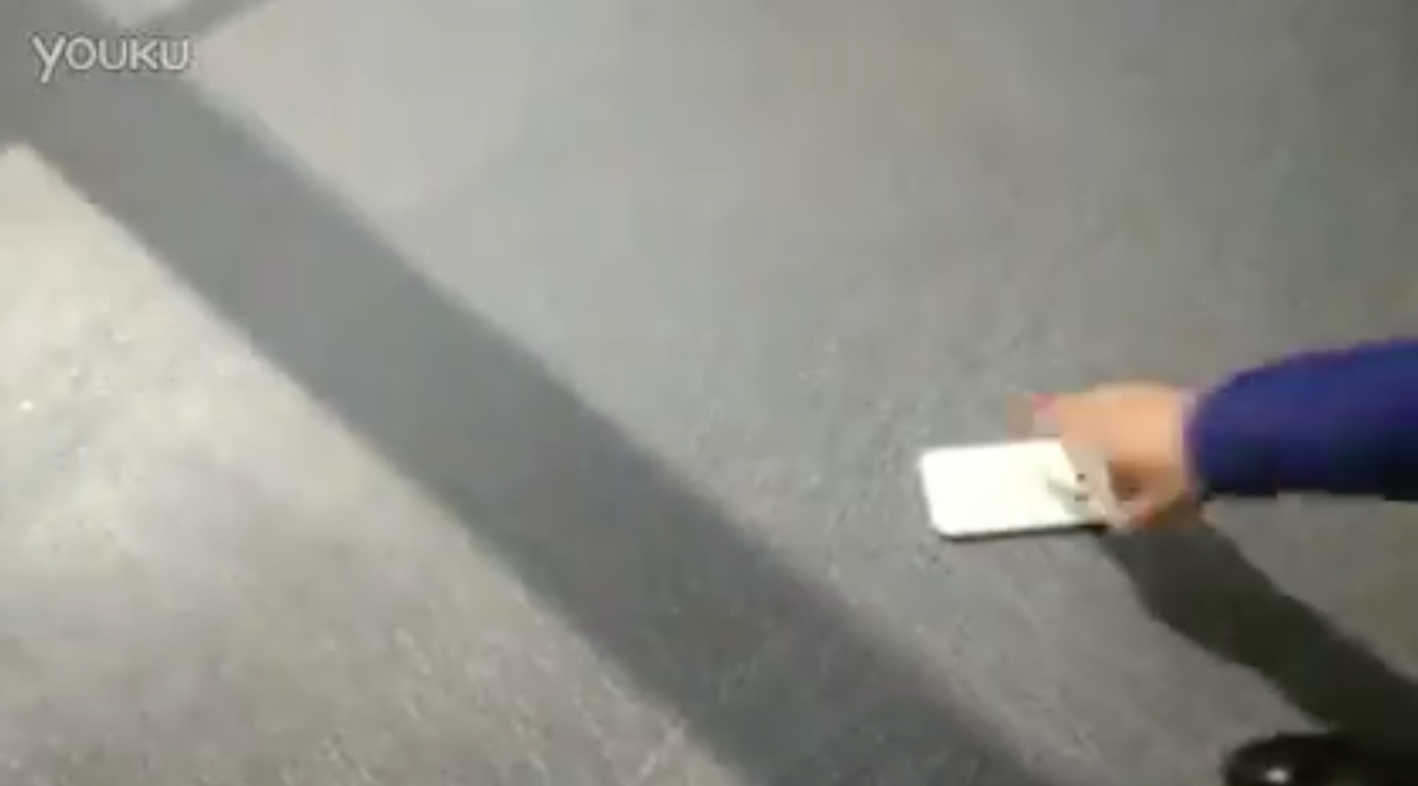 Galaxy S6 Edge bị ném không thương tiếc Galaxy S6 Edge bị ném không thương tiếc