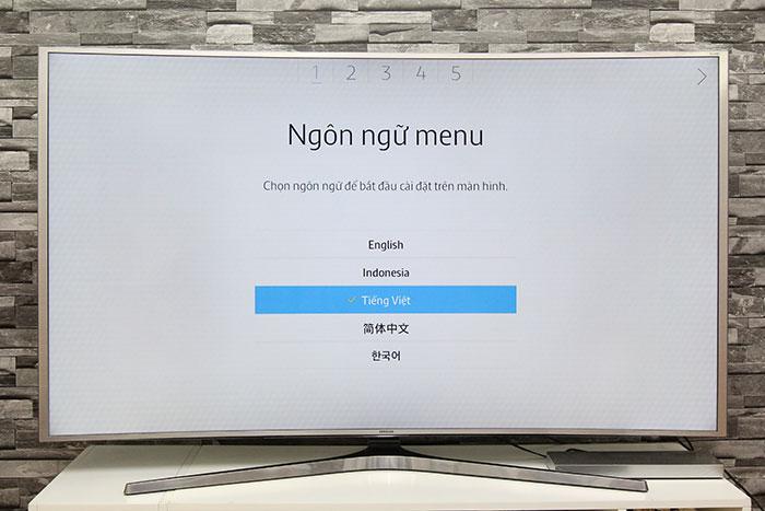 Các bước làm quen với Smart tivi Samsung JS9000 > Chọn ngôn ngữ mà bạn muốn cài đặt