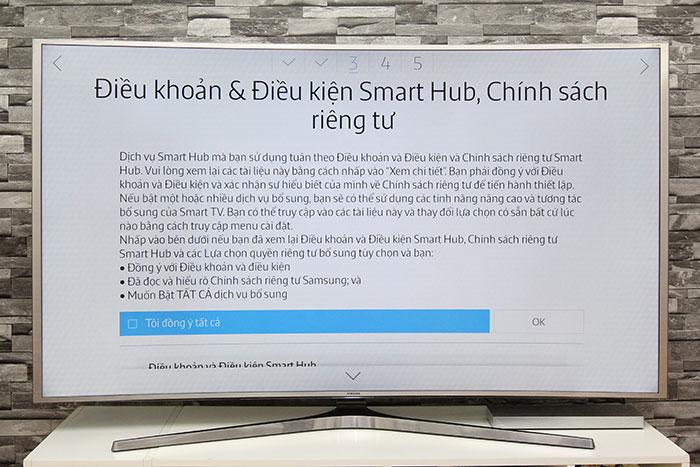 Các bước làm quen với Smart tivi Samsung JS9000 > Kéo đọc kỹ mọi nội dung của điều khoản, điều kiện Smart Hub và chính sách riêng tư