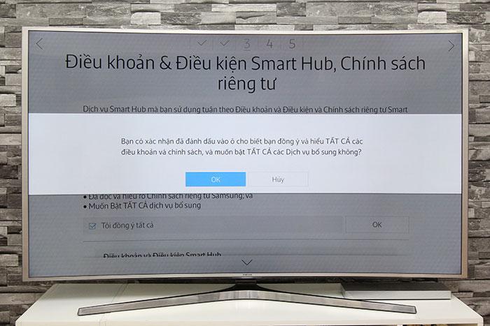 Các bước làm quen với Smart tivi Samsung JS9000 > Lúc này tivi hiện thông báo xác nhận chọn vào OK để tiếp tục