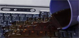 Cấp cứu nhanh khi đổ nước vào laptop bằng máy sấy tóc