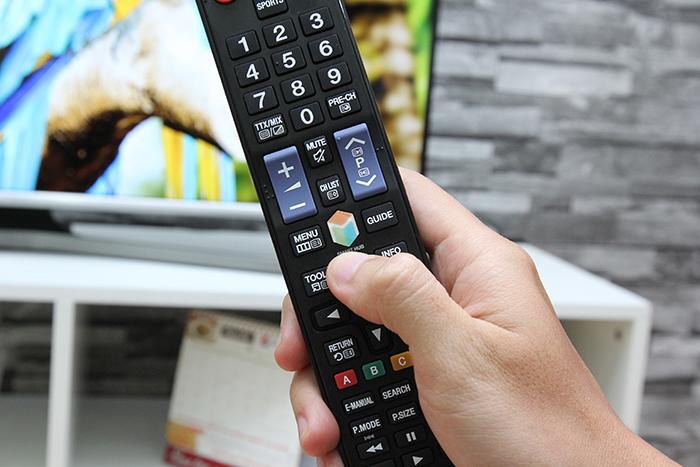 Cách tải ứng dụng tivi Samsung J5500 > Chọn vào nút SmartHub