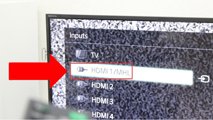 Dùng remote điều khiển trên tivi và bấm nút nguồn, sau đó tiếp tục chọn vào ô tín hiệu MHL.