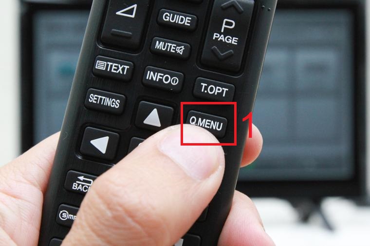Bạn nhấn vào nút Size trên remote tivi (nếu có) hoặc nhấn nút Menu