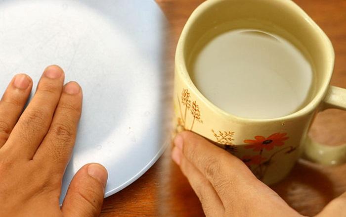 After 15 seconds, carefully check the temperature of the dish and the water in the cup with your hand. If the dish is hot and the water in the cup is cold, it means that this dish is not safe to use in the microwave, you cannot use it for heating or cooking with the microwave. But if both the dish and the water in the cup are cold, continue the test.