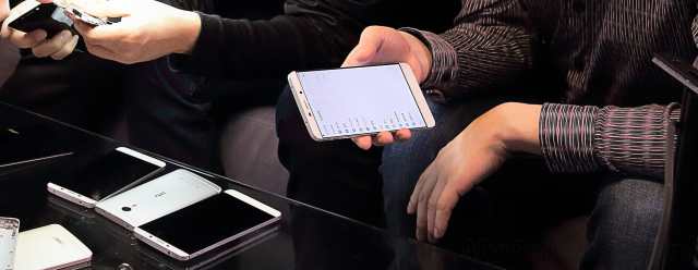 Smartphone không viền trên tay lãnh đạo LeTV Smartphone không viền trên tay lãnh đạo LeTV