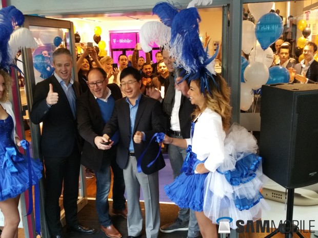 Quang cảnh xếp hàng bên ngoài một cửa hàng Samsung 6