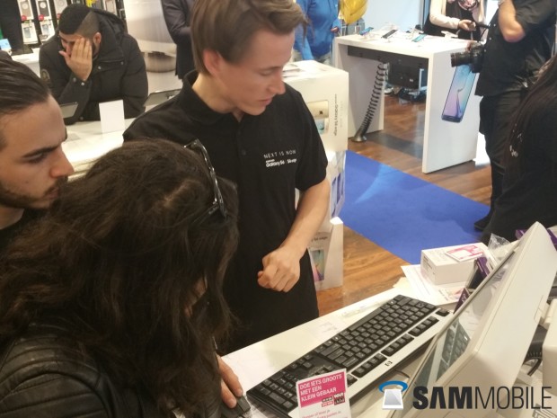 Quang cảnh xếp hàng bên ngoài một cửa hàng Samsung 4