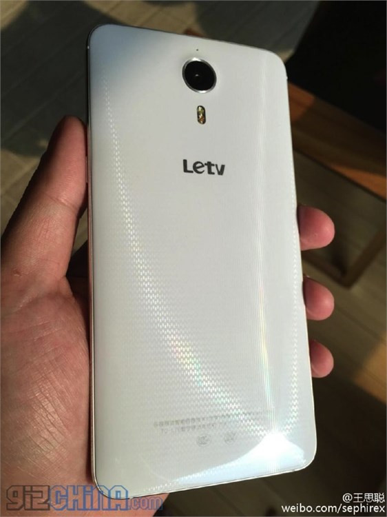 Nhưng mặt sau lại trông kém hấp dẫn hơn