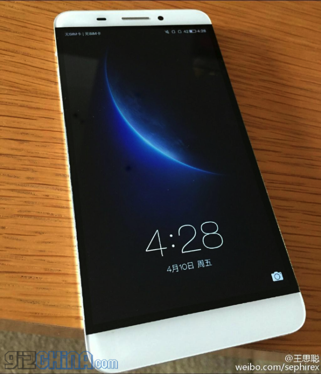 Mặt trước có thiết kế khá ấn tượng