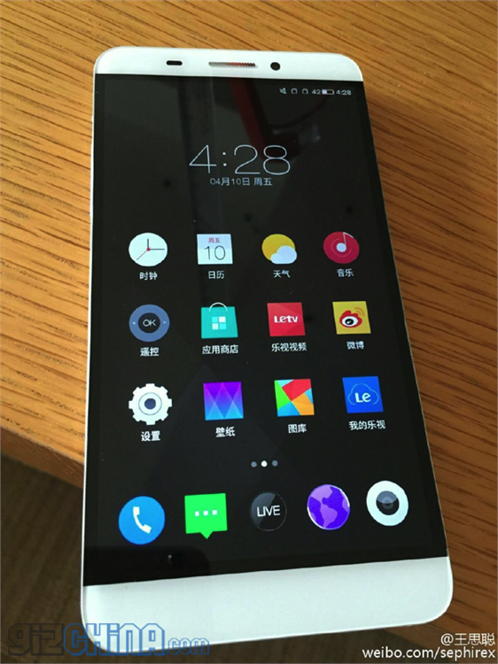 Mặt trước có thiết kế khá ấn tượng