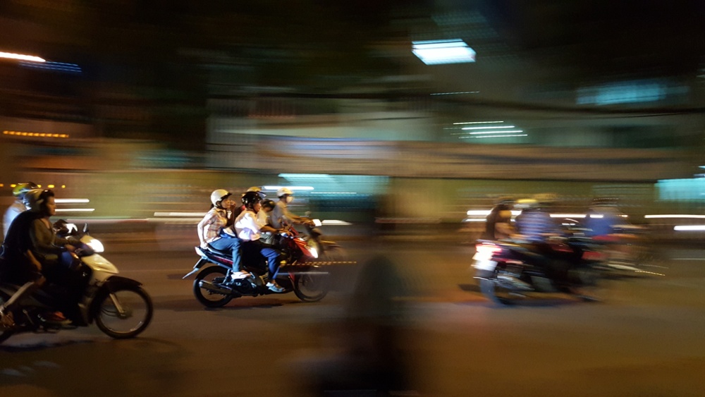 Galaxy S6 đêm Sài Gòn, một sự kết hợp hoàn hảo giữa công nghệ và văn hóa đường phố của TP.HCM. Với những tính năng ưu việt và chức năng chụp ảnh tuyệt vời, chiếc điện thoại này có thể giúp bạn bắt giữ được hình ảnh đẹp nhất của đêm Sài Gòn. Trải nghiệm hoàn toàn mới và thú vị đang chờ đón bạn qua những hình ảnh tuyệt đẹp của chiếc điện thoại này.