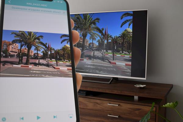 Hình ảnh được chuyển từ điện thoại lên tivi.