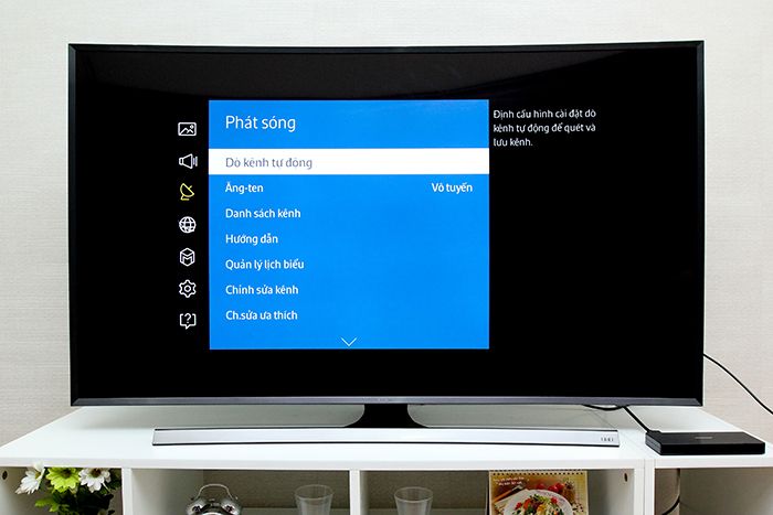 Cách dò kênh tivi Samsung JU7500 > Chọn Dò kênh tự động trong giao diện phát sóng