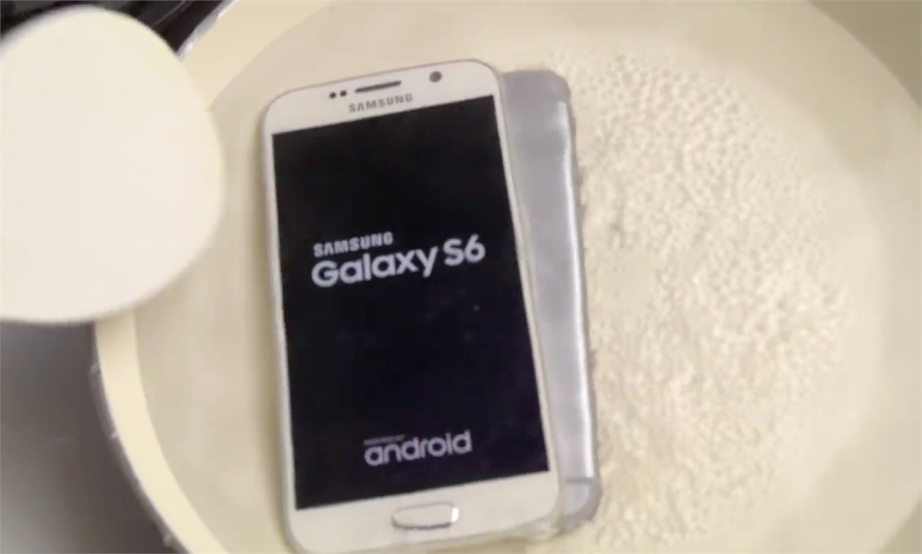 Ngâm cả Galaxy S6 và iPhone 6 vào bồn dầu sôi Ngâm cả Galaxy S6 và iPhone 6 vào bồn dầu sôi