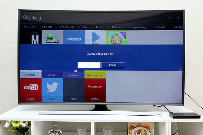 Chọn Có để xóa ứng dụng Cách tải ứng dụng cho tivi Samsung JU7500 > Chọn Có để xóa ứng dụng