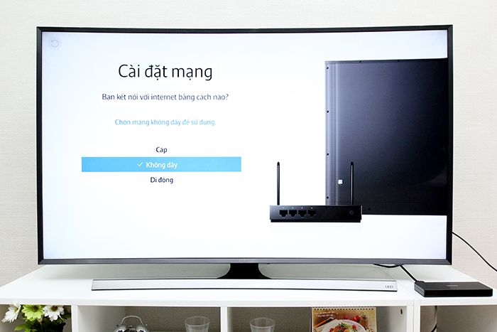 Cách kết nối mạng tivi Samsung JU7500 > Chọn Không dây để kết nối tivi với mạng Wifi