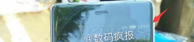 Mặt kính ở cạnh hơi cong