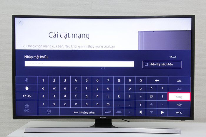 Cách kết nối mạng tivi Samsung JU6600 > Nhập mật khẩu Wifi muốn kết nối và chọn Xong để hoàn tất