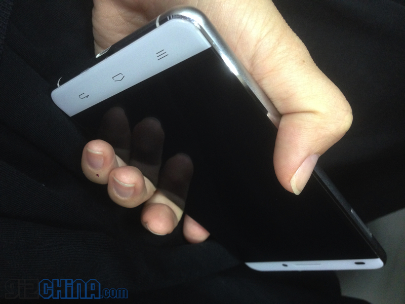 Smartphone không viền của Oukitel 1