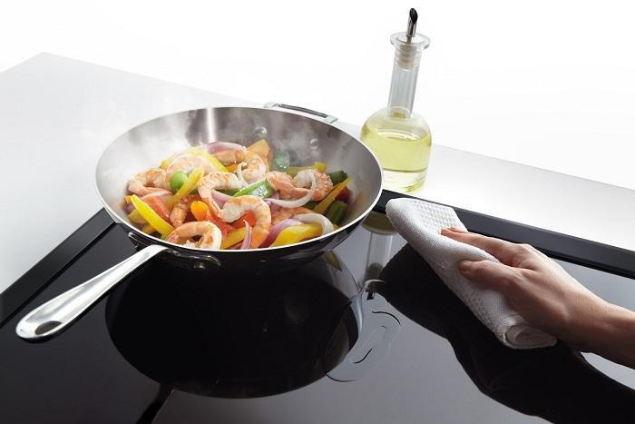 Giữ bề mặt bếp từ luôn sạch sẽ để hoạt động hiệu quả