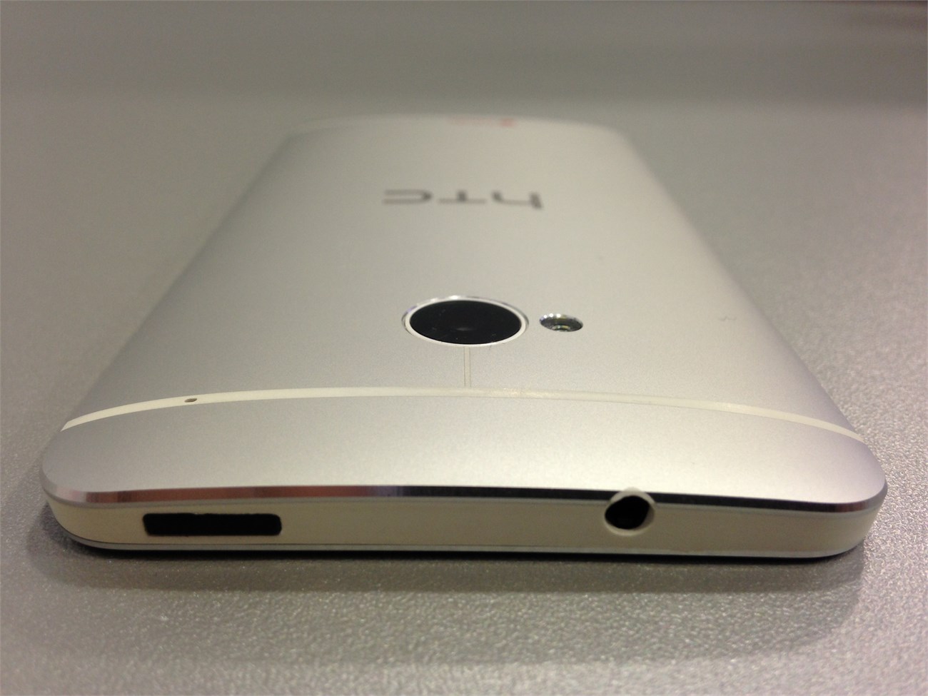 HTC adds new functionalities to the Dot View Case for One M8 on Windows