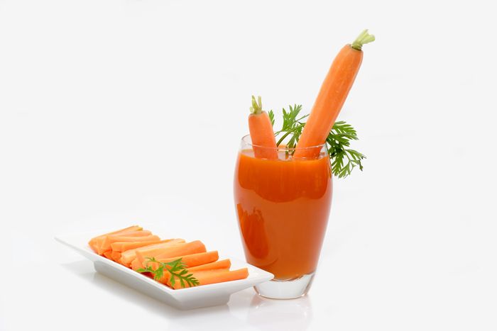 Cà rốt: giàu beta-carotene, tốt cho mắt, giúp giải độc gan và túi mật, không nên lạm dụng vì trong cà rốt cũng có đường.