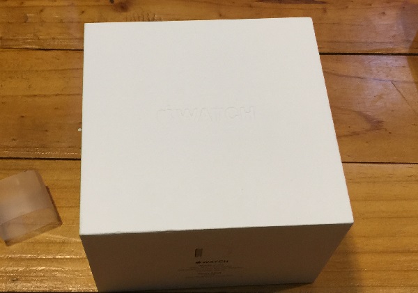 Còn đây là hộp Apple Watch bản thép không gỉ