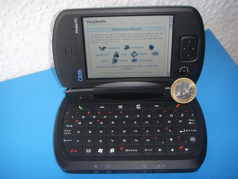 HTC Universal là một chiếc điện thoại Pocket PC được bán ra vào quý 3/2005 HTC Universal là một chiếc điện thoại Pocket PC được bán ra vào quý 3/2005