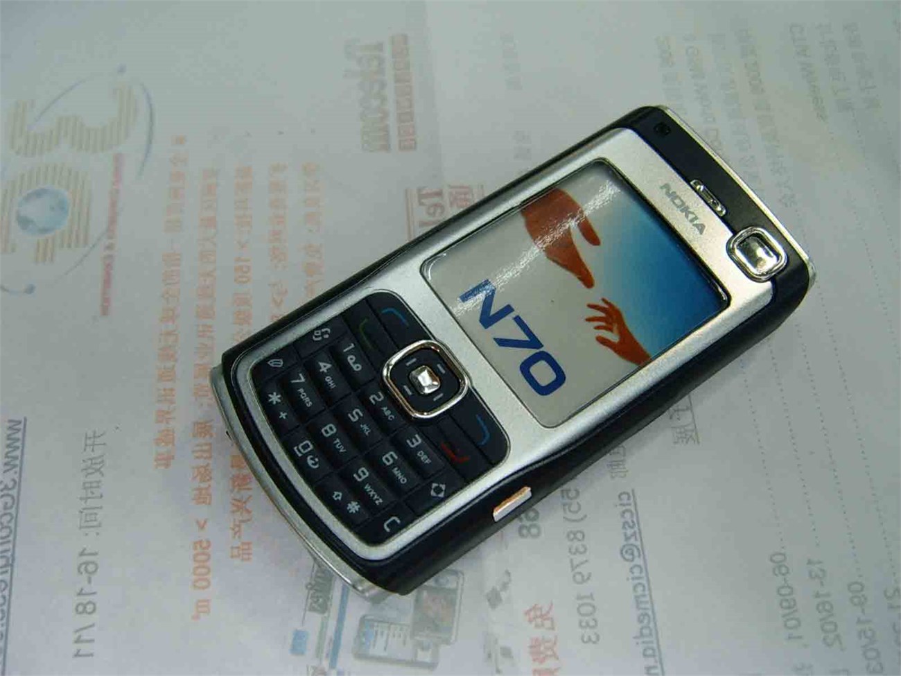 Nokia N70 được tung ra thị trường vào 27/4/2005 Nokia N70 được tung ra thị trường vào 27/4/2005