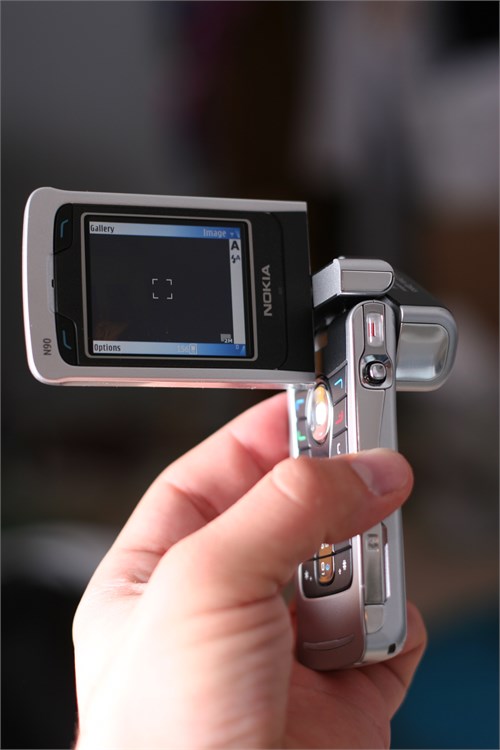 Nokia N90 cũng được bán ra cùng thời điểm với N70 Nokia N90 cũng được bán ra cùng thời điểm với N70