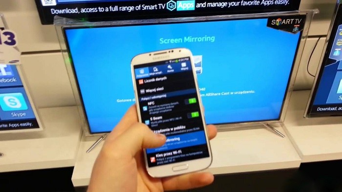 Screen Mirroring cho phép kết nối không dây giữa điện thoại và tivi