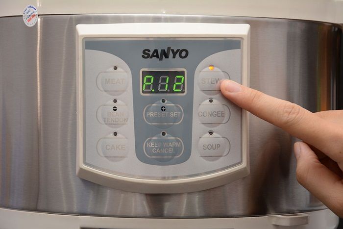 Nồi áp suất điện Sanyo ECJ-JH9075D có đến 6 chức năng nấu tự động giúp bạn nấu ăn phong phú hơn